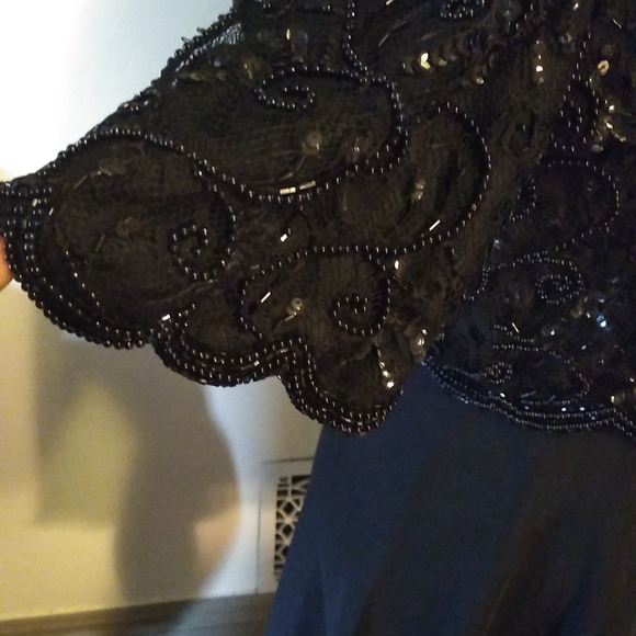 Beautiful beaded cocktail dress lined - Picture 5 of 7